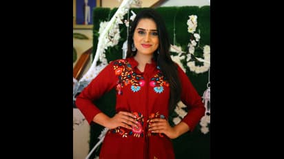 డీ ట్రంక్ షోను ప్రారంభించిన తార నికిత చతుర్వేది (ఫొటోలు)