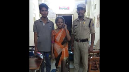 తప్పిపోయిన మహిళను కుటుంబసభ్యులకు అప్పగించిన పోలీసులు