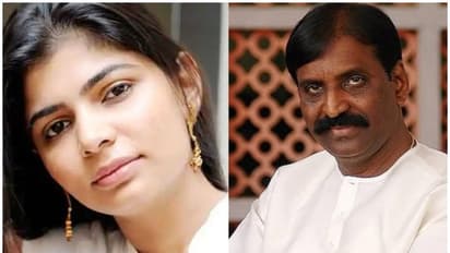 அரசியல் வி.வி.ஐ.பி -யின் பெயரை சொல்லியே மிரட்டி வந்த வைரமுத்து..! பட்டுன்னு போட்டுடைத்த சின்மயி..!