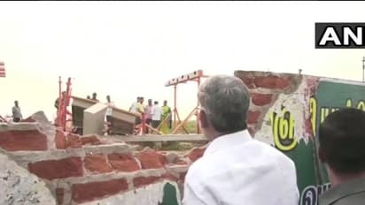 एयरपोर्ट पर दीवार से टकराया एअर इंडिया का विमान, बाल बाल बचे यात्री