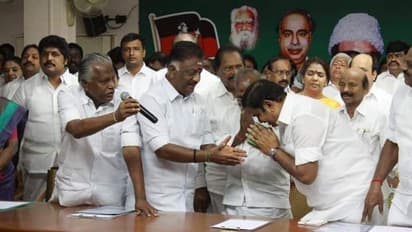 அ.தி.மு.கவில் இருந்து சசிகலா நீக்கம்! அறிவிப்பு வெளியான போது தலைகுனிந்த எடப்பாடி!