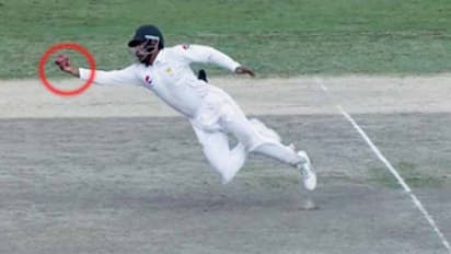 అబ్బా.. ఏం పట్టాడో...పాక్ క్రికెటర్ స్టన్నింగ్ క్యాచ్