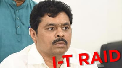 రెండో రోజూ ఐటి సోదాలు: వేలిముద్రల కోసం హైదరాబాద్ కు సిఎం రమేష్