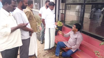 മൂന്നാര് ഫ്ലവര്ഷോ; ടെണ്ടര് നടപടികളില് അഴിമതി ആരോപിച്ച് ഒറ്റയാള് സമരം