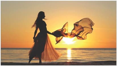 அத்து மீறி இறுக்கி அணைத்தார்! பரபரப்பை ஏற்படுத்திய தனுஷ் பட நடிகை!