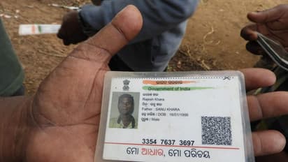 పోలీసులను అడ్డుకున్న కటాఫ్ ఏరియా గిరిజనులు (ఫొటోలు)