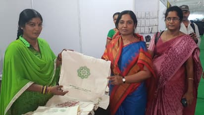 డ్వాక్రా బజారులో పరిటాల సునీత షాపింగ్ (ఫొటోలు)