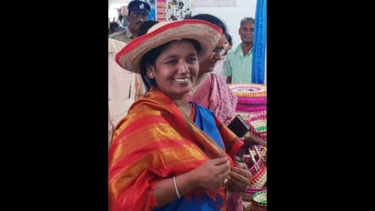 డ్వాక్రా బజార్ లో మంత్రి పరిటాల సునీత షాపింగ్