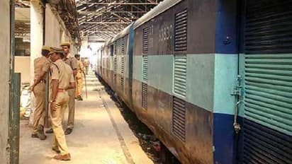 ట్రైన్లో ఘరానా చోరీ.. రైలు కదలగానే గన్లు తీసి బెదిరింపులు, కాల్పులు.. లూటీ చేసి చైన్ లాగి పరార్