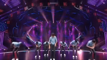 കാണികളെ നിശബ്ദരാക്കി ഈ ഏഴുപേരുടെ 'ആന്റി റേപ് ഡാന്സ്'