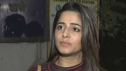 దగ్గరకి లాక్కొని కౌగిలించుకొని.. డైరెక్టర్ పై నటి సంచలన కామెంట్స్!