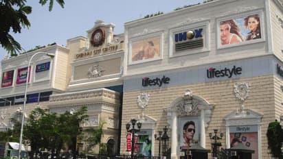 பின் சீட்டில் கணவன்... முன் சீட்டில் கள்ளக்காதலுடன் நெருக்கமாக படம் பார்த்த மனைவி... ஷாக் ஆகி சாத்து சாத்துனு சாத்திய கணவன்!