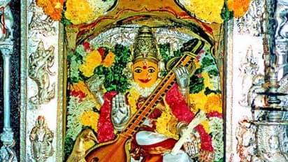 దేవీ నవరాత్రులు.. సరస్వతీ దేవి అవతారంలో అమ్మవారు