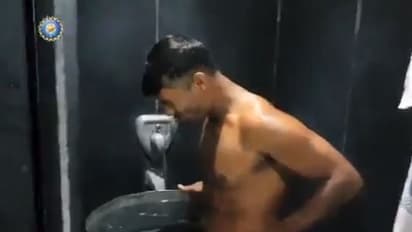 ಬಸಿಲ ಬೇಗೆಯಿಂದ ತಪ್ಪಿಸಿಕೊಳ್ಳಲು ಐಸ್ ಡ್ರಮ್ನಲ್ಲಿ ಮಯಾಂಕ್ ವಿಶ್ರಾಂತಿ!