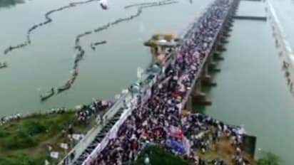 ధవళేశ్వరం బ్రిడ్జిపై పవన్: కవాతులో కదం తొక్కిన జనసైనికులు