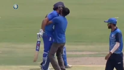 ಮೈದಾನಕ್ಕೆ ನುಗ್ಗಿ ರೋಹಿತ್ ಶರ್ಮಾಗೆ ಮುತ್ತಿಕ್ಕಿದ ಅಭಿಮಾನಿ!