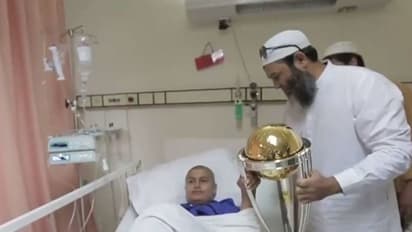 ലോകകപ്പ് ട്രോഫി അര്ബുദബാധിതയ്ക്ക് നല്കി പാക് ഇതിഹാസം; കണ്ണുനനയ്ക്കും ഈ ദൃശ്യങ്ങള്