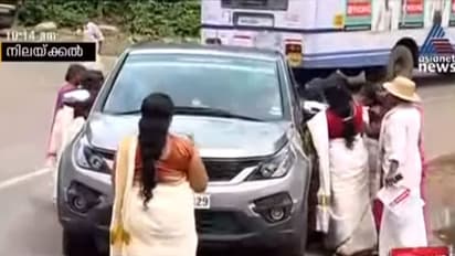 ശബരിമല: നിലയ്ക്കലില് വാഹനങ്ങള് തടഞ്ഞ് ഭക്തരുടെ പരിശോധന