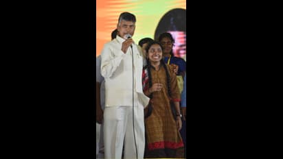 విద్యార్థులకు ప్రతిభా పురస్కారాలు అందజేస్తున్న సీఎం చంద్రబాబు (ఫోటోలు)