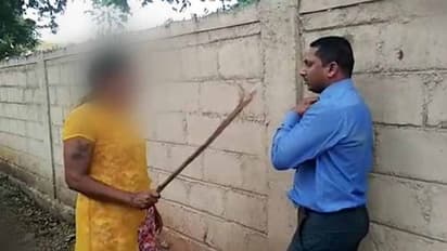 మహిళకు బ్యాంకు మేనేజర్ లైంగిక వేధింపులు: షాకిచ్చిన బాధితురాలు (వీడియో)