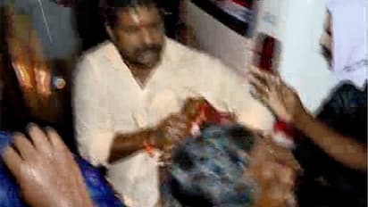 നിലയ്ക്കലില് കനത്ത സുരക്ഷ; വാഹനം തടഞ്ഞ മൂന്ന് പേര് കസ്റ്റഡിയില്, ദേവസ്വം മന്ത്രി സന്നിധാനത്തേക്ക്