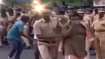 നിലയ്ക്കലില് മാധ്യമപ്രവര്ത്തകര്ക്ക് നേരെ സംഘടിത ആക്രമണം