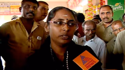 പത്തനംതിട്ടയില് യുവതിയെ തടഞ്ഞ സംഭവം: 50 പേര്ക്കെതിരെ പൊലീസ് കേസെടുത്തു