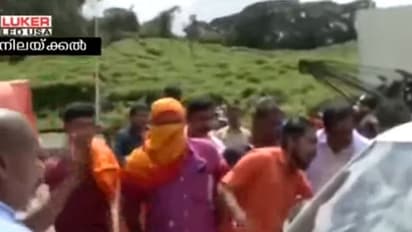 പ്രതിഷേധങ്ങളുടെ സ്വഭാവം മാറുന്നു; മാധ്യമപ്രവര്ത്തകയ്ക്ക് നേരെ ആക്രമണം; ആള്ക്കൂട്ടം കാര് അടിച്ചുതകര്ത്തു