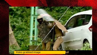 നിലയ്ക്കലില്‍ ലാത്തിച്ചാര്‍ജ്; പൊലീസിനു നേരെ കല്ലേറ്; ഏഷ്യാനെറ്റ് ന്യൂസ് ഡിഎസ്എന്‍ജി വാഹനം എറിഞ്ഞുതകര്‍ത്തു