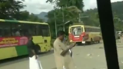 శబరిమల వద్ద ఉద్రిక్తత: ఆలయంలోకి వెళ్లే మహిళలపై రాళ్ల దాడి, లాఠీచార్జీ