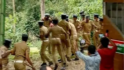 നിലയ്ക്കലും പമ്പയിലും ലാത്തിച്ചാർജ്; സമരക്കാരെ പൊലീസ് അറസ്റ്റ് ചെയ്ത് നീക്കി