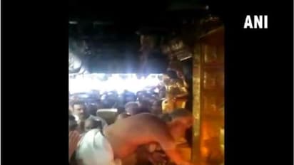 ತೆರೆದ ಶಬರಿಮಲೆ ದ್ವಾರ: ಮಹಿಳೆ ತಡೆಯುವಲ್ಲಿ ಯಶಸ್ವಿಯಾದ ಪ್ರತಿಭಟನಾಕಾರ!