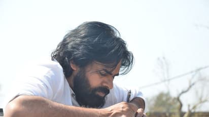 తిత్లీ తుఫాను బాధితులను పరామర్శించిన పవన్ కళ్యాణ్ (ఫోటోలు)