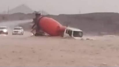 യുഎഇയില് വെള്ളപ്പൊക്കത്തില് ഒലിച്ചുപോയ ട്രക്ക് കണ്ടെത്തി; ഡ്രൈവര്ക്കായി തെരച്ചില്