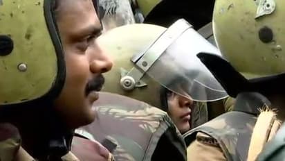 శబరిమల వద్ద ఇంకా ఉద్రిక్తత: గుడికి 200 మీటర్ల దూరంలో మహిళలు