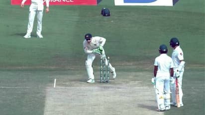 ವಿಚಿತ್ರವಾಗಿ ರನೌಟ್ ಆದ ಪಾಕಿಸ್ತಾನದ ಬ್ಯಾಟ್ಸ್’ಮನ್