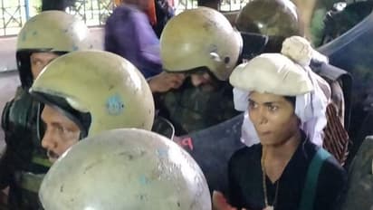 தர்பூசணி சாப்பிட்டுக் கொண்டே ஜாலியாக மலையேறிய ரஹானா.. அய்யப்பனை அசட்டை பண்ணுகிறாரா ? பக்தர்கள் கொந்தளிப்பு…