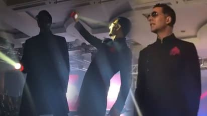 जब रैंप वॉक करते समय हुई बत्ती गुल, तो अक्षय ने अपने अंदाज़ में दिखाई रोशनी