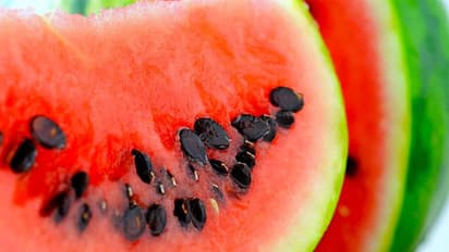 পুজোর আগেই ত্বকে গোলাপি আভা পেতে কাজে লাগান তরমুজের বীজ, জেনে নিন কিভাবে ব্যবহার করবেন