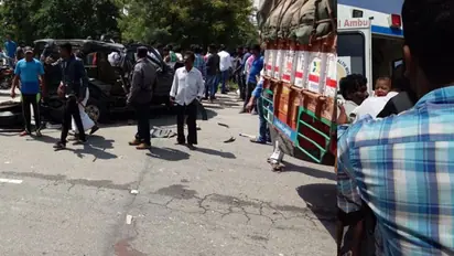 லாரி மீது சொகுசு கார் மோதல்... 3 பேர் சம்பவ இடத்திலேயே உயிரிழப்பு