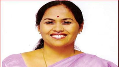 ಚಾಮುಂಡಿ ಬೆಟ್ಟದಲ್ಲಿ ಹರಕೆ ಹೊತ್ತ ಸಚಿವೆ ಶೋಭಾ