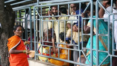 దసరా ఎఫెక్ట్: తిరుమలలో భక్తులతో నిండిపోయిన క్యూ కాంప్లెక్స్లు (ఫోటోలు)