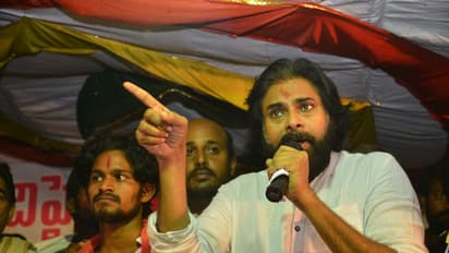 శ్రీకాకుళం జిల్లా బలసలరేవులో తుఫాను బాధితులను పరామర్శించిన పవన్ (ఫోటోలు)