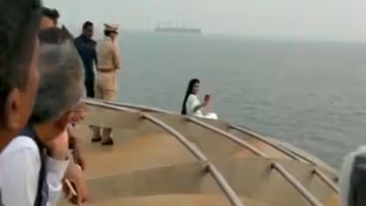 సెల్ఫీ కోసం రూల్స్ బ్రేక్ చేసిన సీఎం భార్య