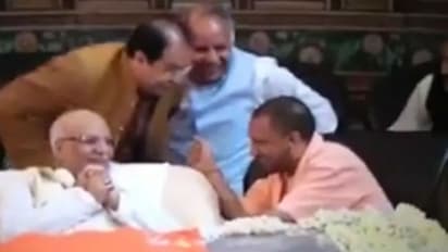 കോണ്ഗ്രസ് നേതാവിന്റെ മൃതദേഹത്തിന് സമീപം പൊട്ടിച്ചിരിച്ച് യോഗി ആദിത്യനാഥ്; ഉത്തരം മുട്ടി ബിജെപി