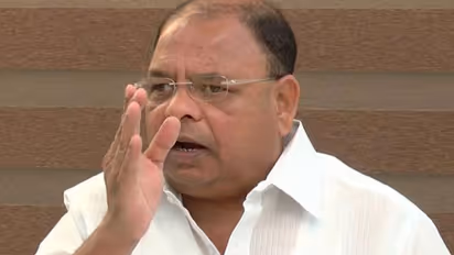 முதன் முறை ஜெயலலிதாவுக்காக பதவி விலகினார்.. இரண்டாம் முறை டிடிவிக்காக பதவி இழந்தார்... வெற்றிவேலின் அரசியல்!