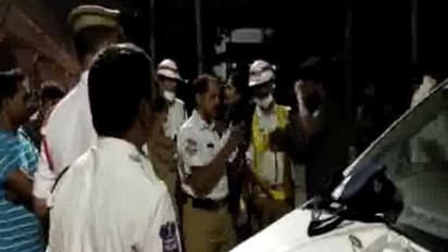 పీకలదాకా తాగి ఊగుతూ.. పోలీసులకు చుక్కలు చూపుతున్న యువతులు