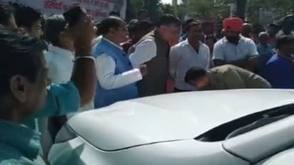 मामूली बात पर भड़के यूपी के कैबिनेट मंत्री, सीएम के फ्लीट ड्राइवर को पैर छूकर मांगनी पड़ी माफी