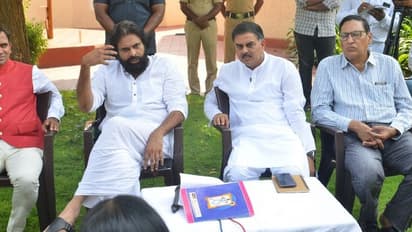 తుపాను తాకిడి ప్రాంతాల్లోని ప్రతినిధులతో పవన్ కల్యాణ్ (ఫొటోలు)