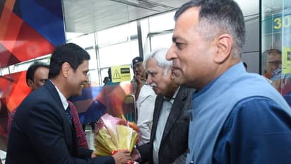 సిఈసి బృందానికి స్వాగతం పలుకుతున్న రజత్ కుమార్ (ఫోటోలు)